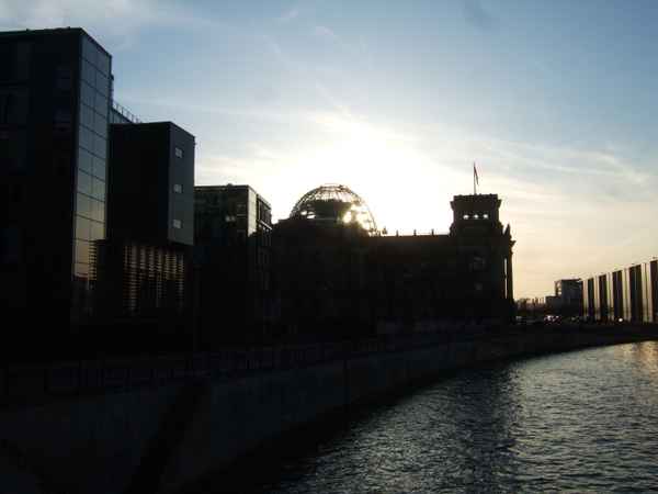Sonnenuntergang hinter dem Bundestag