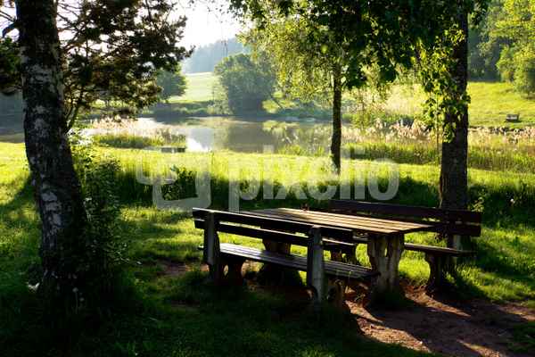 Morgendlicher Rastplatz am See