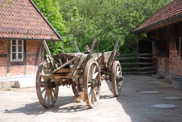 Alte Kutsche im Zoo Hannover