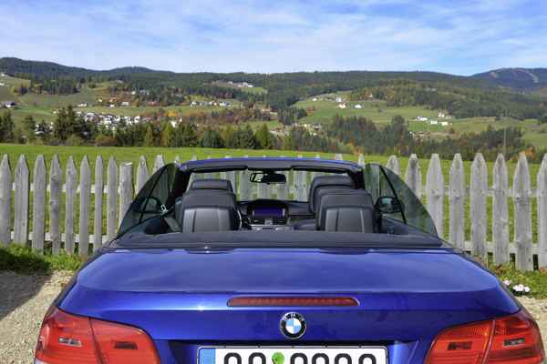 Cabriolet vor herbstlicher Traumkulisse