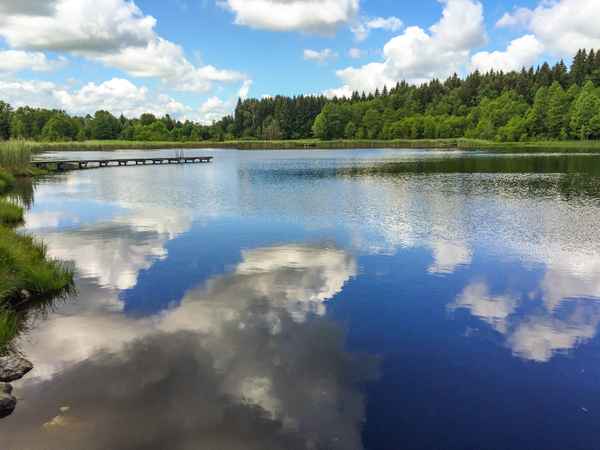 Moorsee mit Wolkenspiegelung