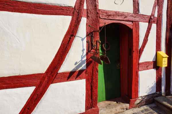 Rotes Fachwerk, grüne Türe