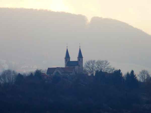 Pfeilerbasilika zu Münchenlohra im Nebel
