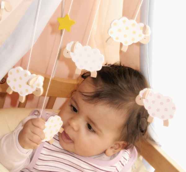 Baby mit Mobile - fasziniert