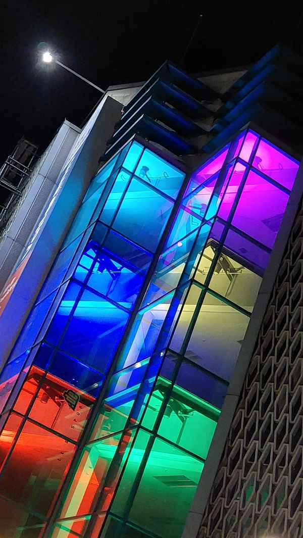 unterschiedlich farbig beleuchtetes Treppenhaus bei Nacht