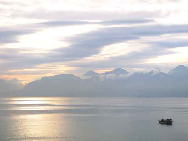 Mittelmeerbucht im Silberglanz mit Ausflugsboot