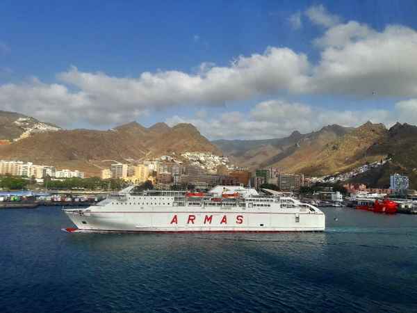 kleine Fähre beim einlaufen