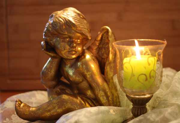 Sitzender Engel mit Kerzenlicht