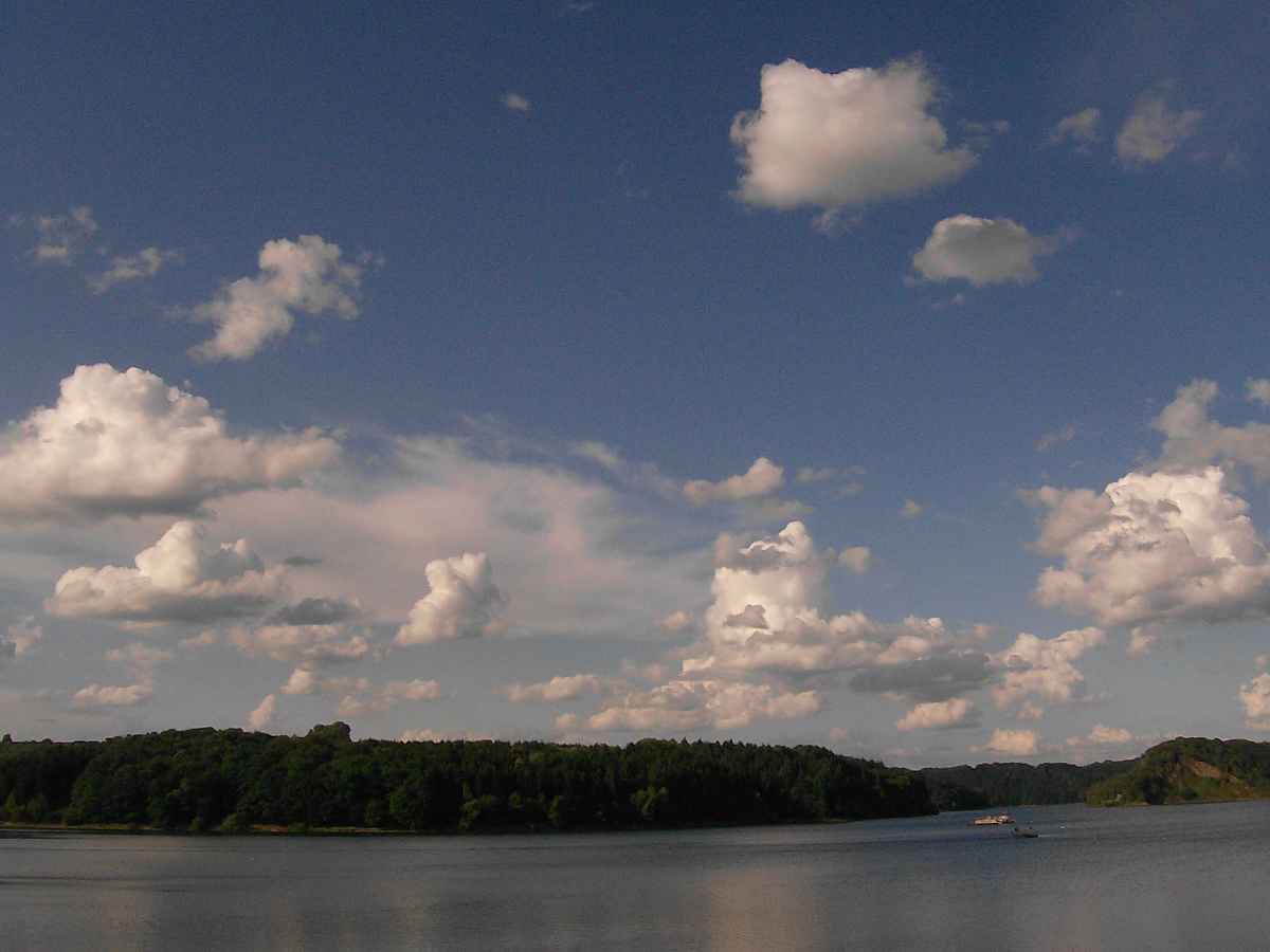 Wolken über Talsperre