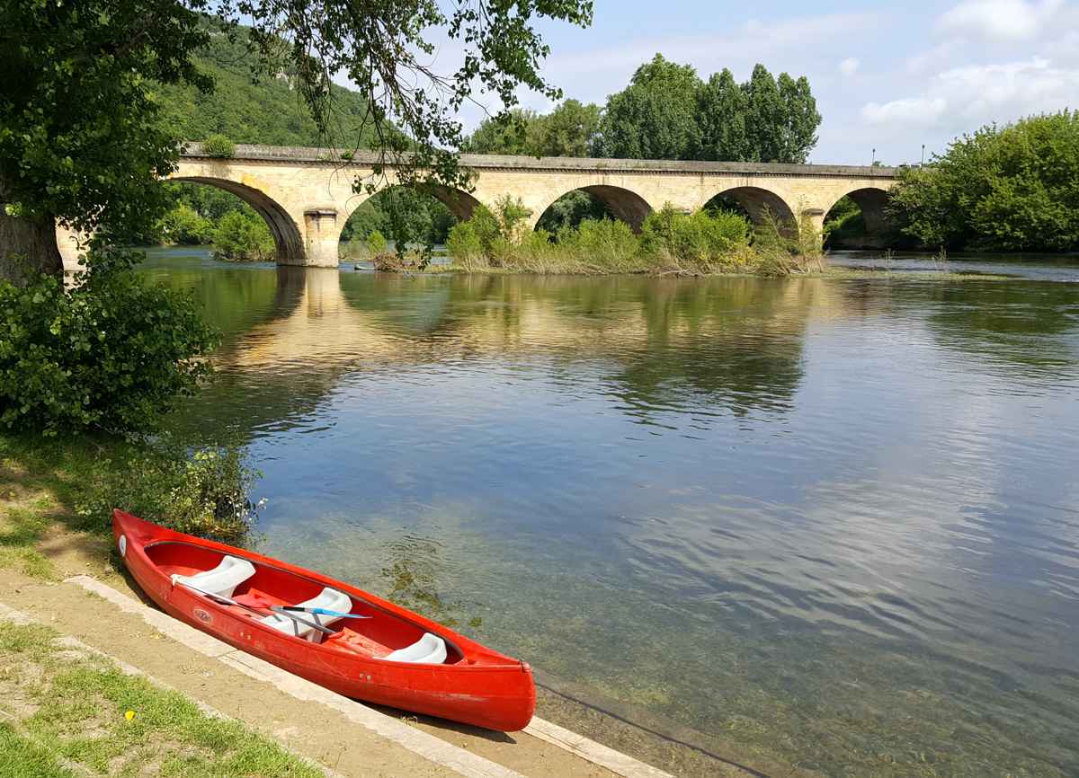 Kanu vor Brücke