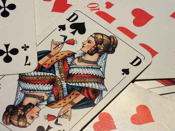 Spielkarten mit Damen und Farben