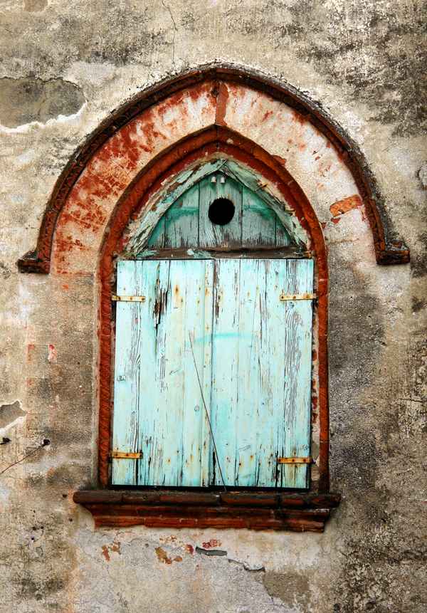 Altbaufenster mit Guckloch