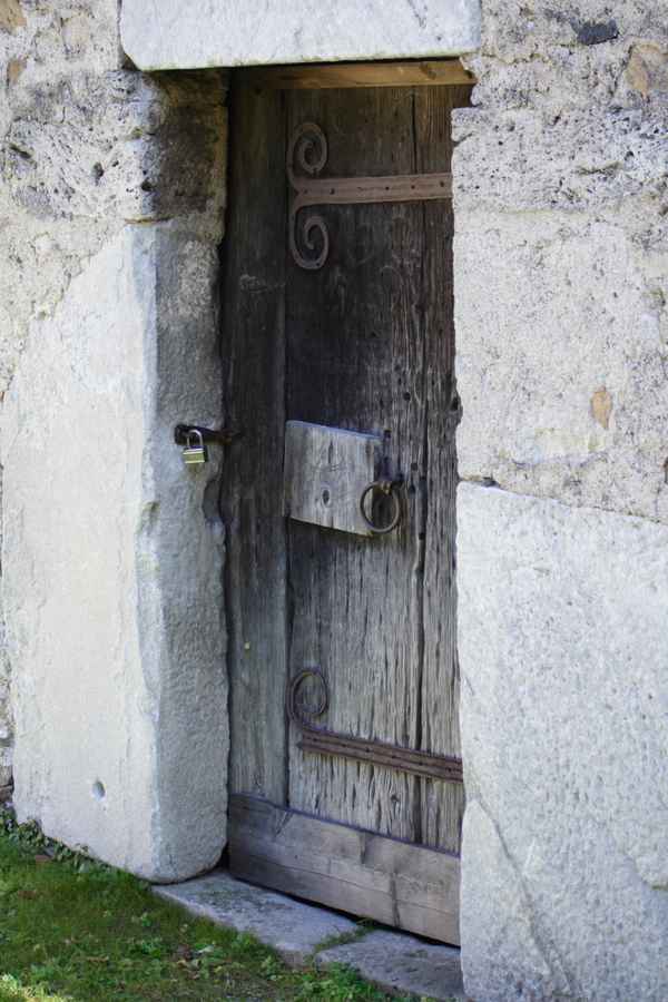 Vor dem alten Tor..