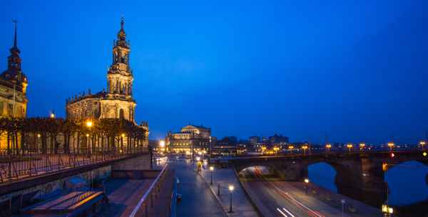 Dresden Elbterrassen mit Semperoper, abends