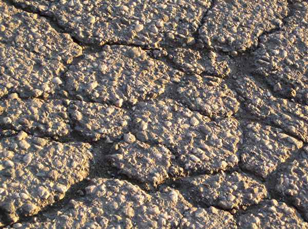 Asphalt in der Wintersonne