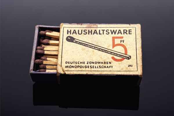 uralte schachtel mit streichhölzer