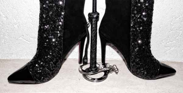 Schuhe, Peitsche und Handschellen