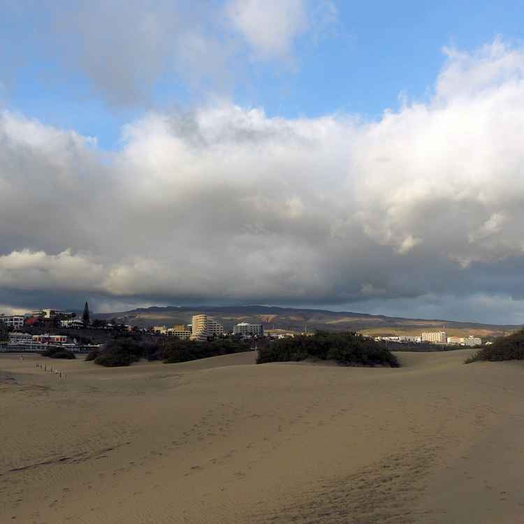 Dicke Wolken über den Bergen