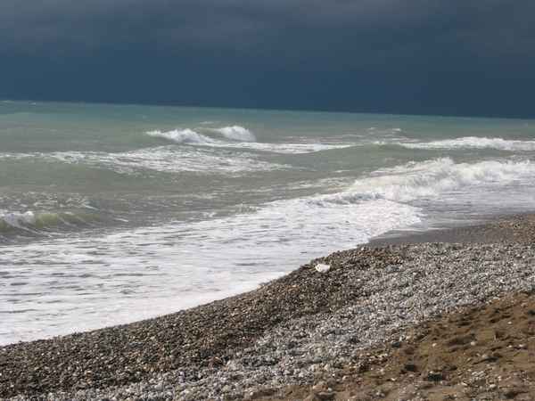 Dunkler Himmel über dem Meer