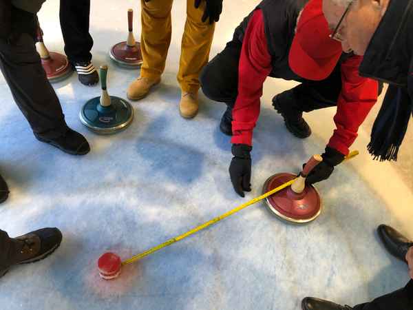 Eisstockschießen - wer gewinnt?