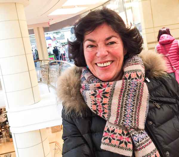 Seniorin beim Einkaufsbummel