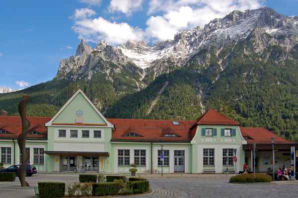 Mittenwald - Bahnhof mit Karwendelgebirge im Hintergrund