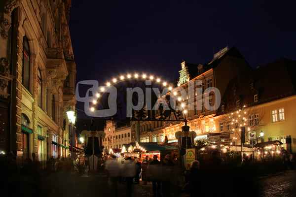 Zwickauer Weihnachtsmarkt-Totale nach Osten