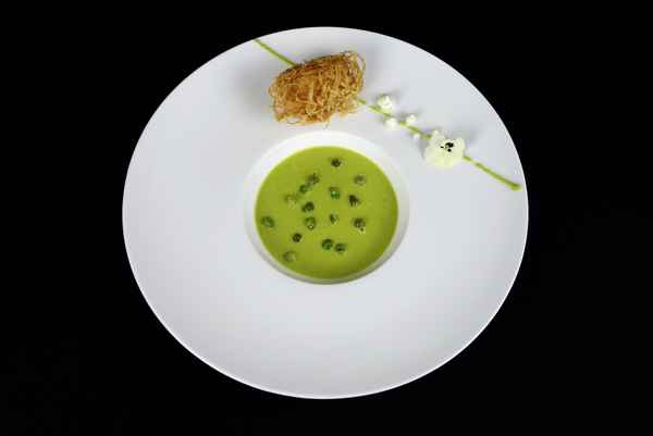 Erbsensuppe mit Frischkäsepraline