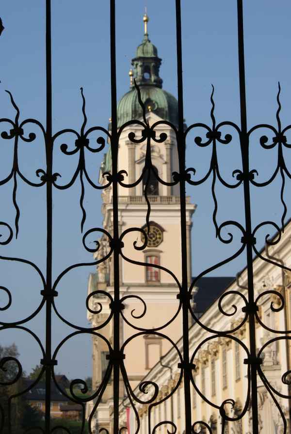 Kirche hinter Gittern