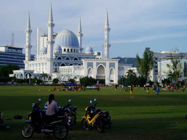 Fußball spielen vor der Moschee