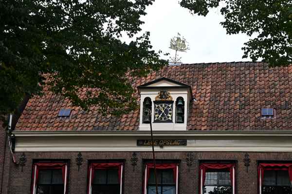 Glockenspieluhr und Schiffwindanzeiger