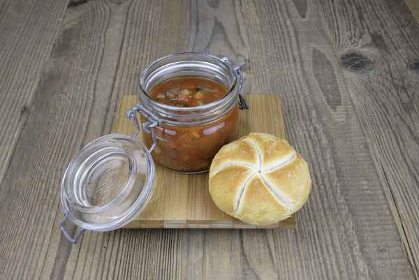 Gulaschsuppe mit Semmel