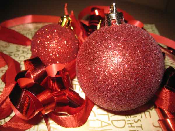 Weihnachtsgeschenk mit Tannenbaumkugeln