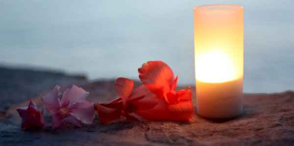 Stillleben mit  Kerze und Blüten