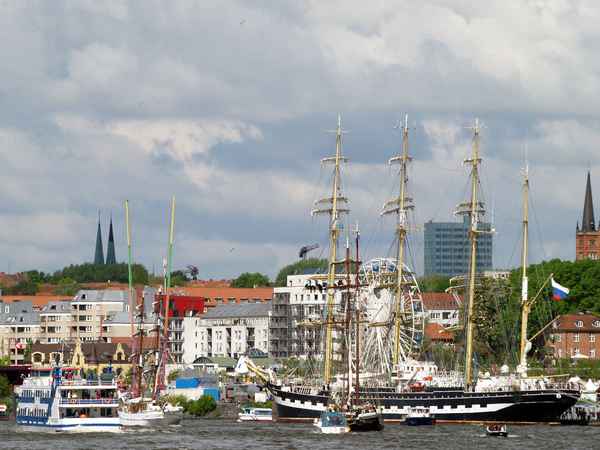 Hamburger Skyline mit Hafenfest