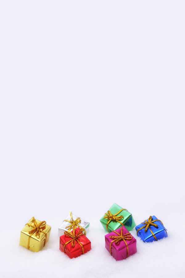 bunte Päckchen im Schnee