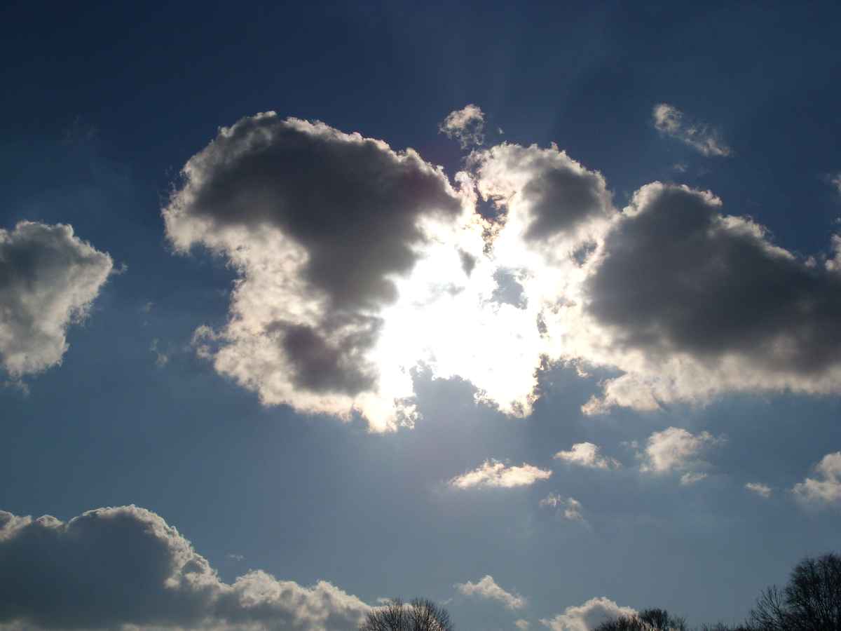 Himmel hinter Wolken