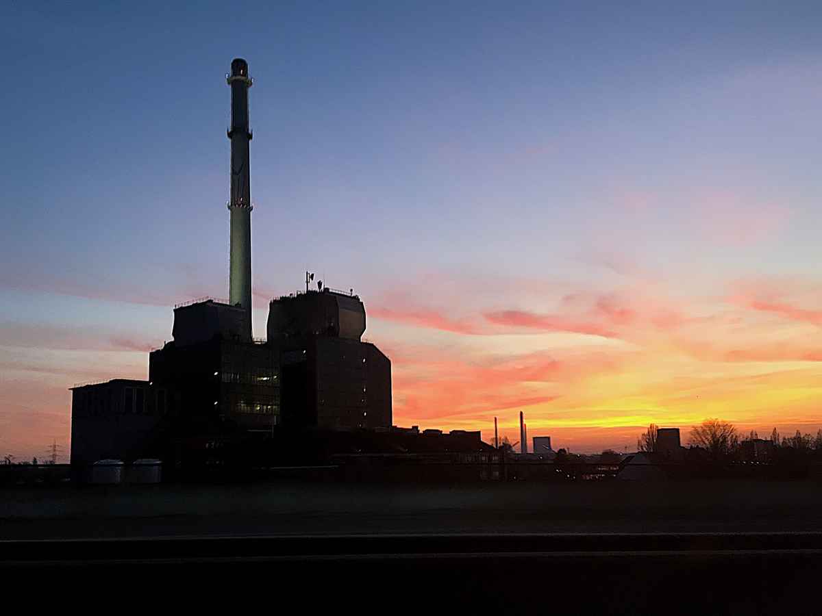 Industrieanlage in der Abendsonne