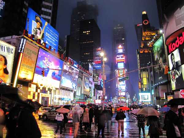 Times Square Regenabend roter Schirm