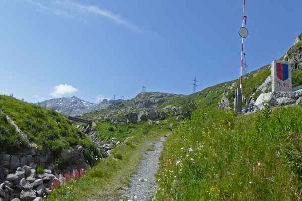 Zu Fuss über den Gotthardpass