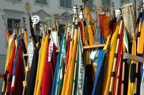 Banner und Fahnen der Katholischen Arbeitnehmer-Bewegung