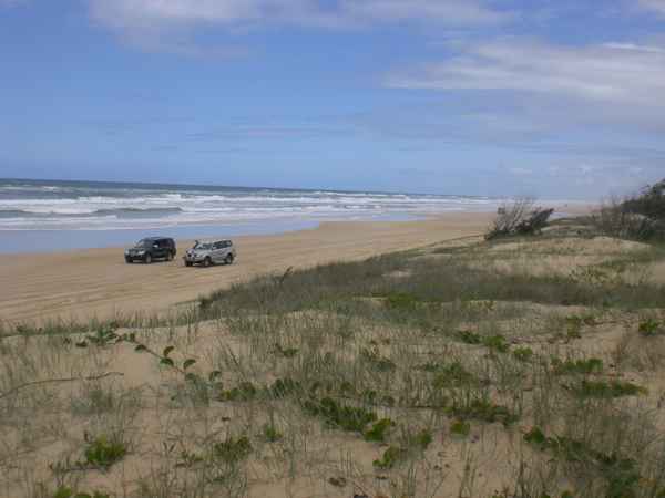 Zwei Autos am Strand von Fraser Island in Australien
