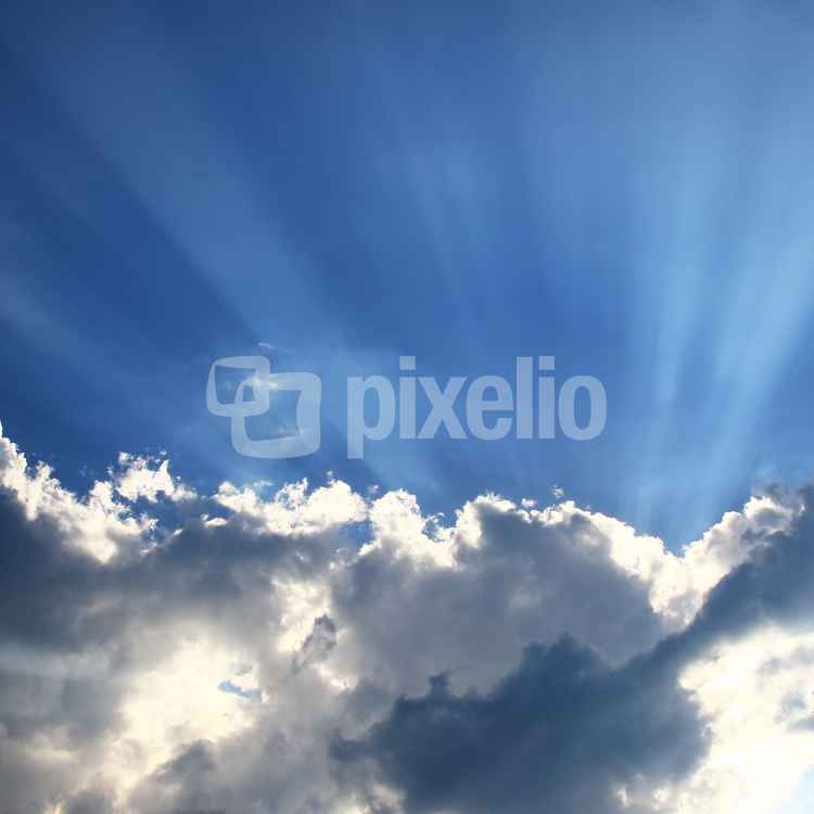 sie strahlt hinter den Wolken...