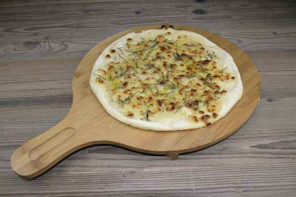 Pizza mit Rosmarin, weiß (ohne Tomatensoße)