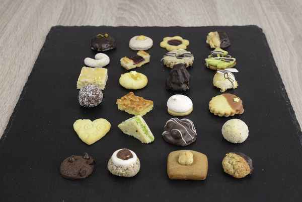 Weihnachtskekse  –  Verschiedene Sorten schön angerichtet
