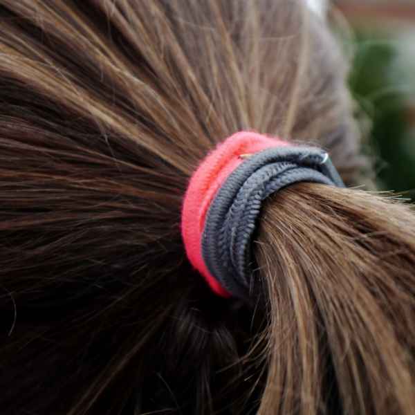 Haargummi am Kopf einer Jugendlichen
