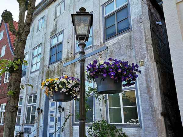Blumenampel vor dem Haus