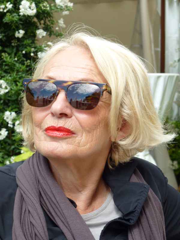 Seniorin beim Relaxen im Park