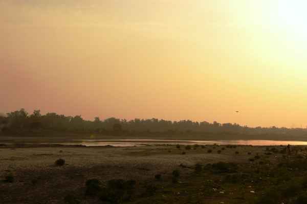 Sonnununtergang am Yamuna Flussufer gegenüber des Taj Mahal  2