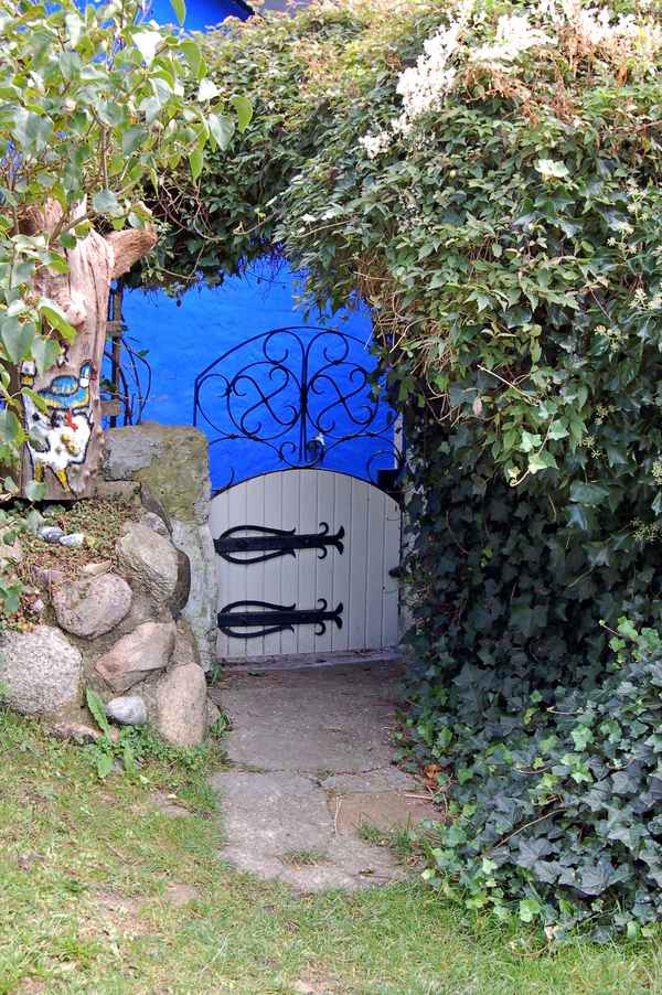 Eingang zur »blauen Scheune« auf der Insel Hiddensee